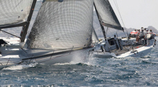 Eine Rennyacht hart am Wind